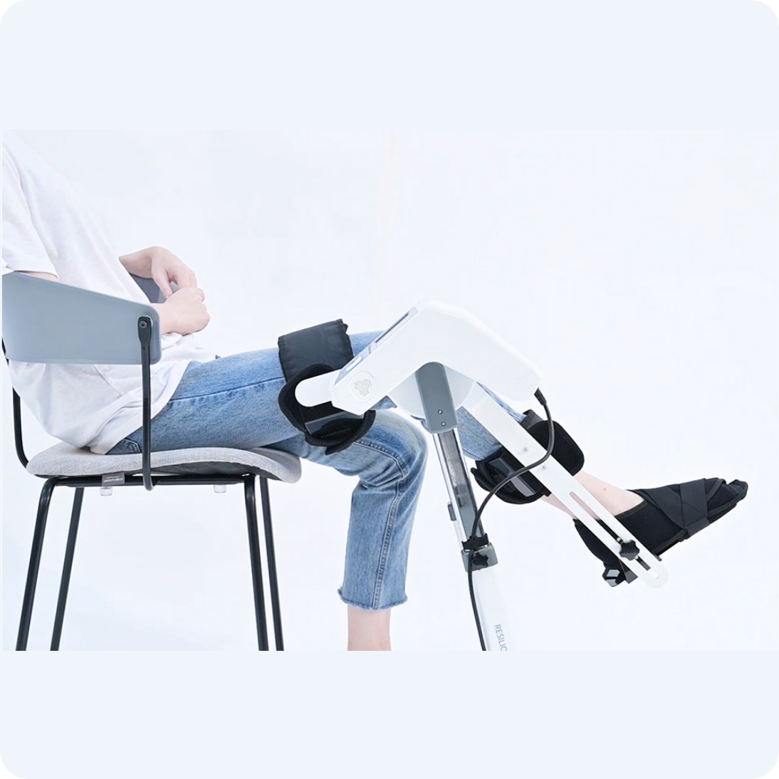 앉아서 재활하는 CPM RESILION K20P